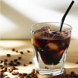 コーヒー豆に囲まれたアイスコーヒー