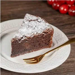粉砂糖をかけたチョコレートケーキ